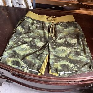 Lululemon Men’s Sz L Tie Dye Green camo shorts